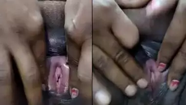 Mature horny Indian bhabhi self fingering her shaved pussy