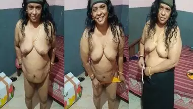 Mature Indian aunty changing dress on cam