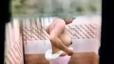 Neighbor peeps bhabhi bathing through window
