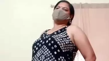 Desi Marathi aunty does sexy dance for the camera