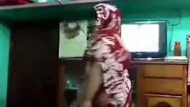 Camera captures Bangladeshi Desi slut who strips for money in XXX video