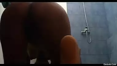 Desi newly married wife fucking in bathroom in new style with loud moaning
