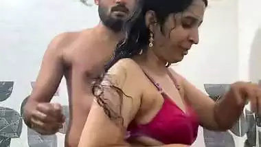 Bhabhi under shower nude blowjob and viral boob press