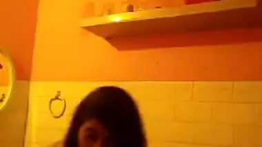 Indian exposes her XXX boobies in an amateur sex video in the bathroom