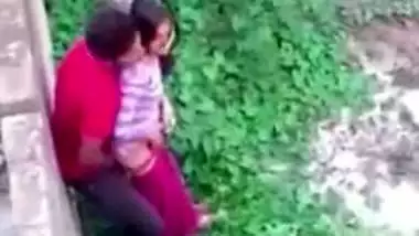 Two Indian lovers caught fucking in outdoor garden in Desi mms video