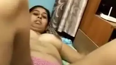 Porn video of the amateur Desi model includes masturbation on the bed