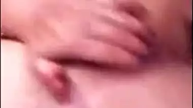desi newly married aunty fingering her pussy
