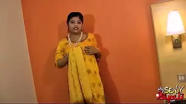 Famous desi bhabhi strips to fuck a dildo