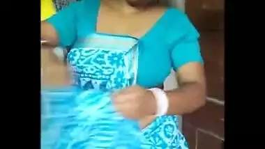 bubbly delhi housewife bhabhi disha roy bubbly navel and cleavage expose in blue sare