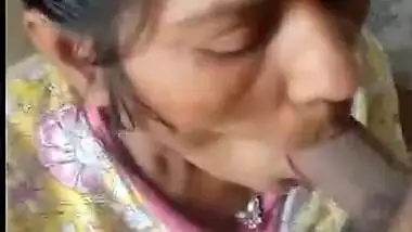 Desi bhabhi sucking devar in balcony