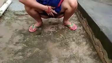 Maid In Saree Outdoor Public Pissing Fingering During Period