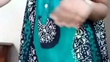 indian mom showing her big ass and fingering her pussy part 1