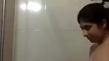 Paki girl self record bath video