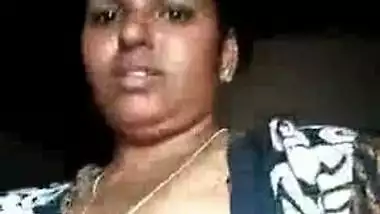 Tamil bhabhi showing big boobs secretly in bedroom