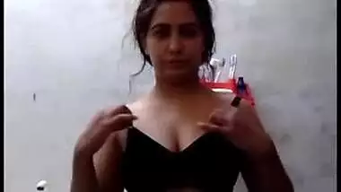 Desi cute bhabi nice boobs n pussy