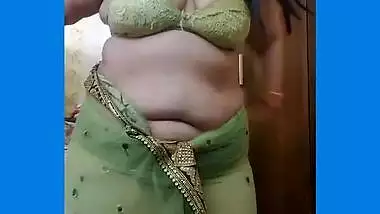 indiansexypooja teasing in saree 