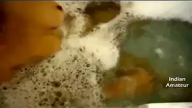 During bubble bath chubby Desi aunty nicely fingers own XXX pussy
