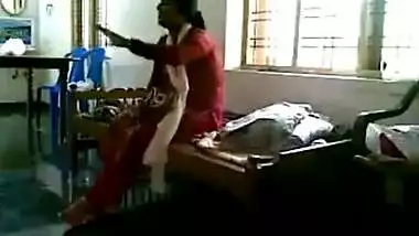 Mallu bhabhi having affair with the servant