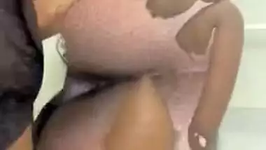 Asian girl having a sex in bathroom and cum shot නම්කිට බත් රුම් එකෙ ගහනවා