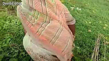 Chhoti Mosey was called in the field and took Chod in Hindi porn