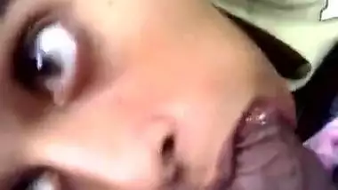 Super hot Indian girl engulfing 10-pounder of her boyfriend
