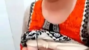 Today Exclusive -paki Bhabhi Shows Her Boobs And Pussy To Lover On Vc Part 1