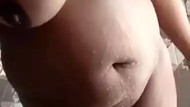 Desi Bhabhi sexy nude bath video