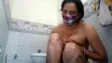 Desi housewife plays XXX games with her tits and vagina in the bathroom