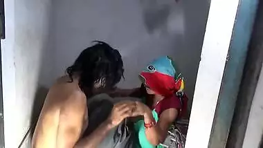 Desi hottie in saree allows XXX handyman to thrust sex stick into pussy