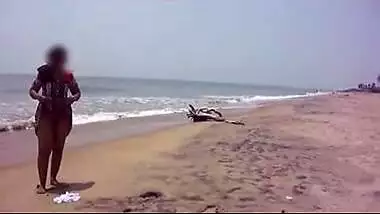 Desi sex of Indian bhabi showing boobs on sea beach