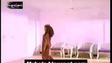 Chennai hot sexy girl peeping into bathroom