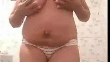 Sexy Lankan Wife Showing Boobs and Pussy