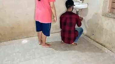 Akeli Bhabhi Ne Jawan Plumber Se Bathroom Me Apni Choot Ki Khujli Mitwayi - Queen Rima
