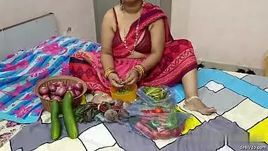 Bhojpuri Bhabhi While Selling Vegetables Showing off Her Fat Nipples