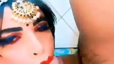 Shemale in saree sucks a dick in Indian gay porn
