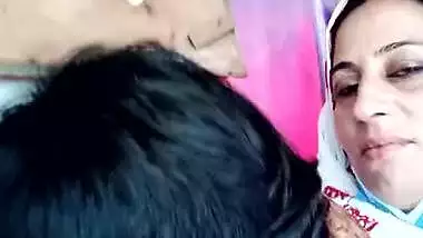 Mature Pakistani Bhabhi boobs sucking inside truck