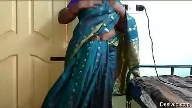 Desi telugu aunty show her boobs n pussy