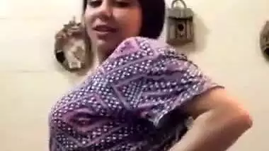 Curvy Aunty Squeezing her own Gaand for her Bf