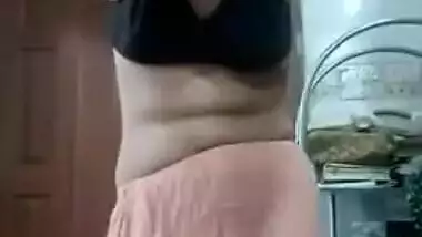 Pakistani girl striptease MMS video leaked online