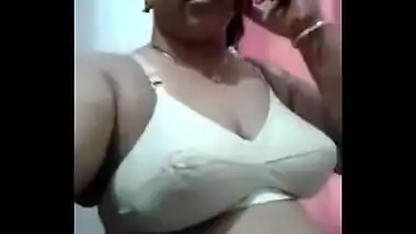 Desi mami Mitu Showing her boobs 