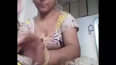 Hot housewife bhabhi milky cleavage show homemade.