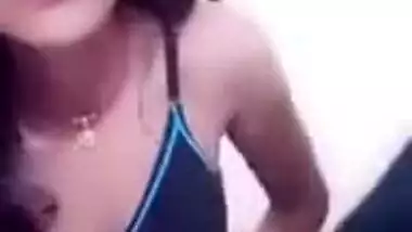 Husband drills wet slit of his young Desi wife for live XXX show