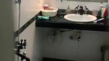 Bhabhi spying in bathroom full 12 min clip