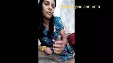 Indian MMS of mature bhabhi giving hot blowjob to neighbor