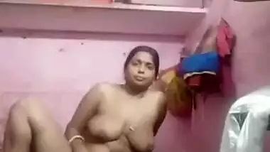Hottest Indian XXX bitch plays with her pussy in the bathroom