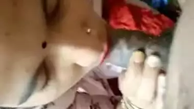 Boyfriend enjoys a XXX blowjob by the Desi housewife in close-up video