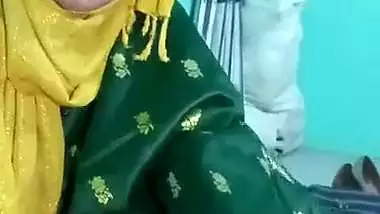 Muslim lady gives a desi blowjob to her lover