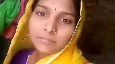 Dehati Indian lady flaunts her wet pussy