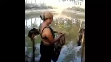Outdoor free porn bathing of village bhabhi captured secretly