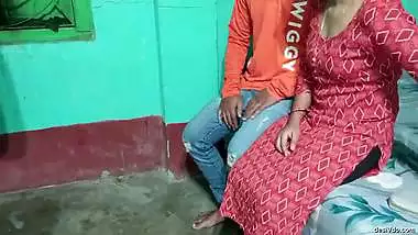 Swiggy Delivery Boy Ko Bulakar Kiya Costomer Apni Chudai Desi Style Me With
